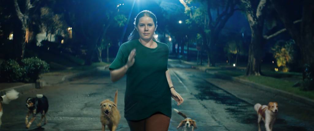O despertar feminino em “Canina”, novo filme de Amy Adams (Review)