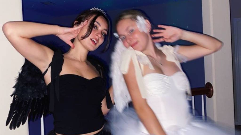 fantasias-em-dupla-e-trio-para-o-carnaval-cisne-negro-e-cisne-branco Um clássico do cinema também serve para o Carnaval