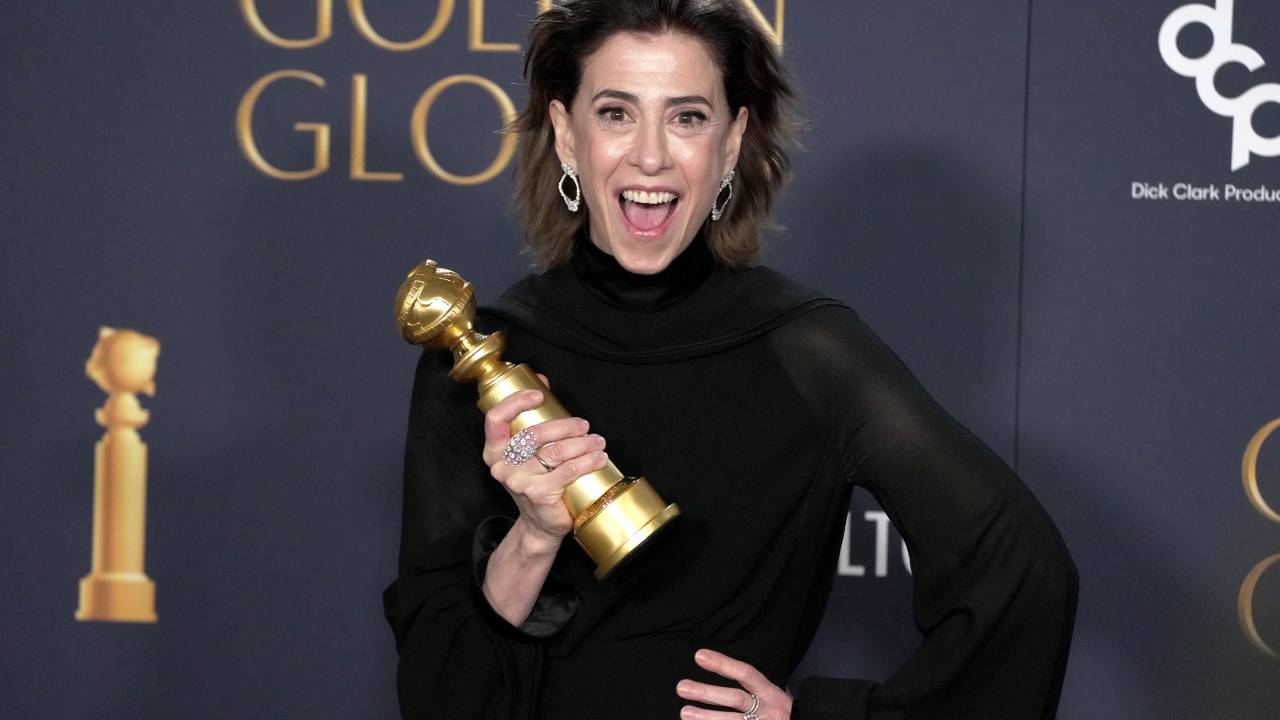 Look de Fernanda Torres no Globo de Ouro 2025