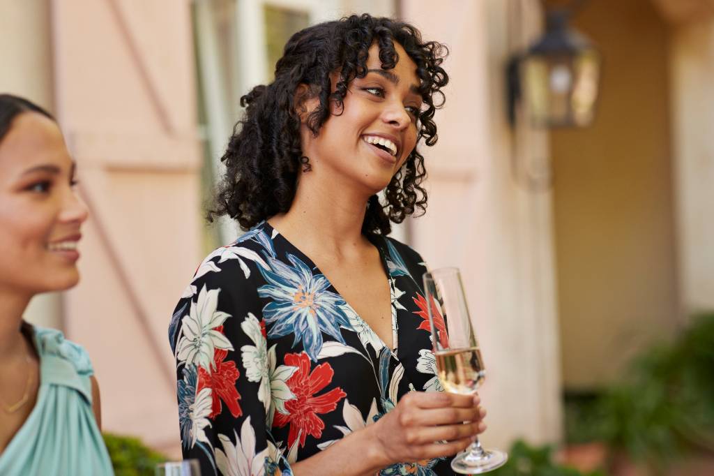 Penteados de casamento para cabelos cacheados: 4 inspirações elegantes