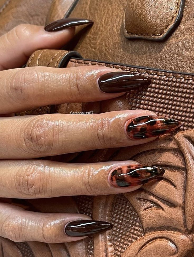 unhas-vintage-tendência-nail-art-2025 Essas são as 5 nail arts que serão tendência em 2025
