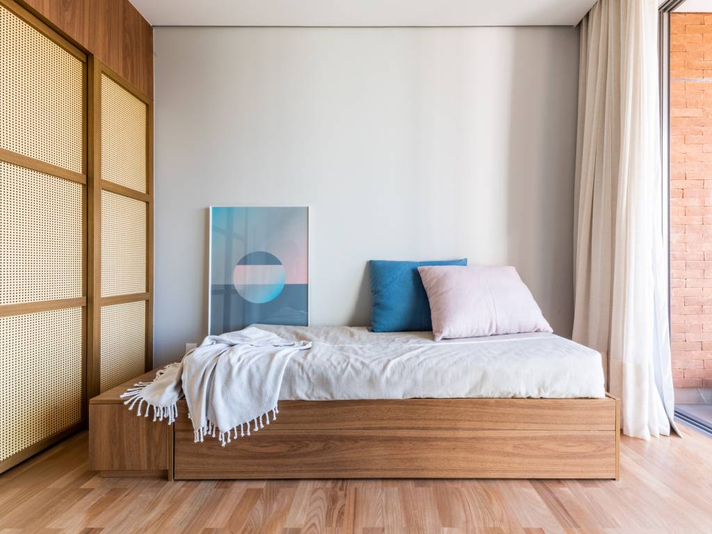Cama Baixa Neste projeto do Projeto BMA Studio, a cama tem um fundo falso que acopla uma bicama