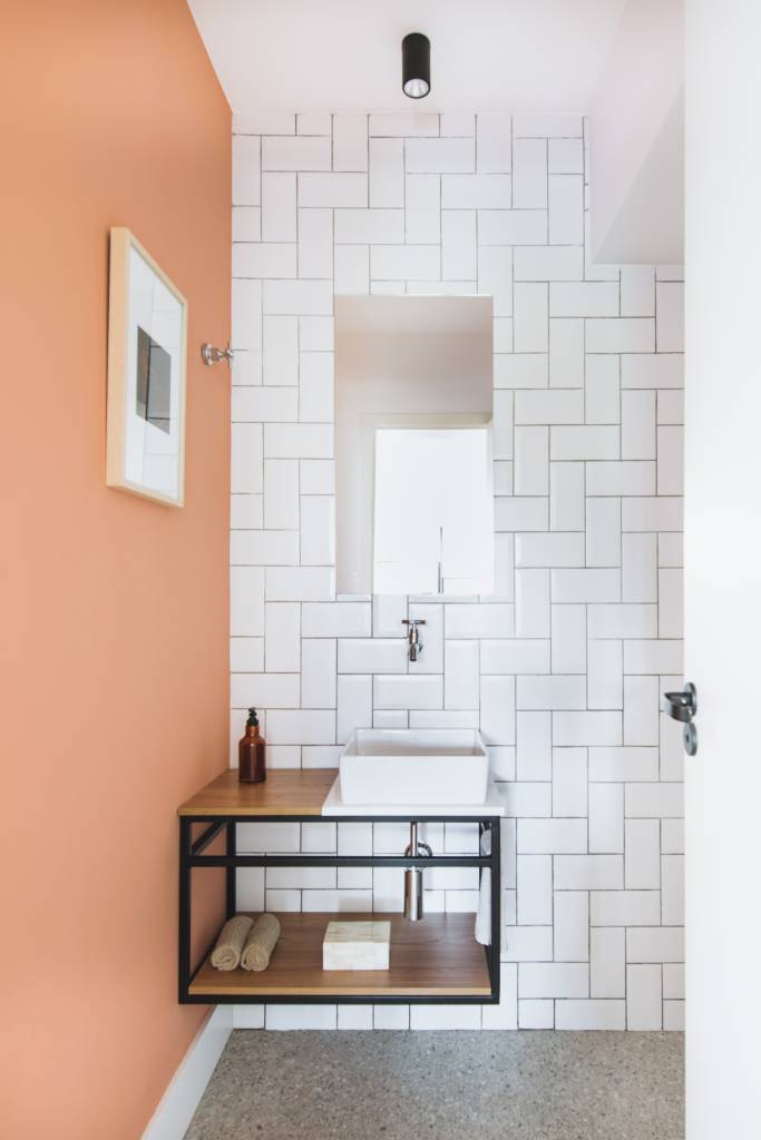 Lavabo Versáteis, multifuncionais e modernos, os gabinetes metálicos são fáceis de personalizar e montar. Podem ser usado como suporte para pias, armazenamento de toalhas, produtos de higiene e outros itens de decoração