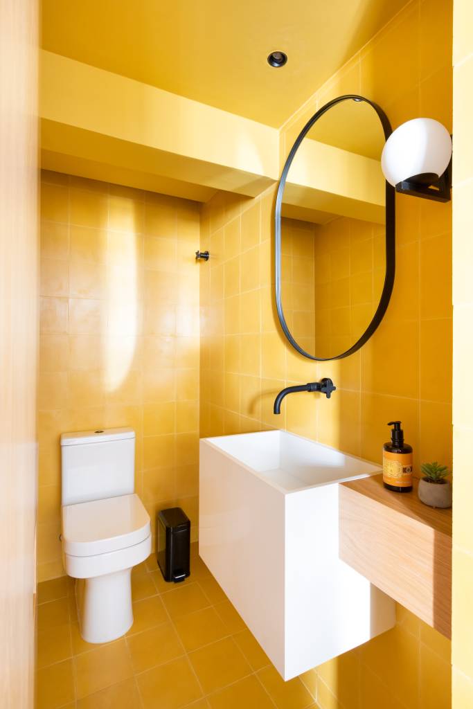 Lavabo Um lavabo colorido pode ser uma excelente maneira de adicionar alegria ao estilo do espaço. Dependendo das cores escolhidas, é possível criar desde um ambiente vibrante e energético até um espaço calmo e sofisticado