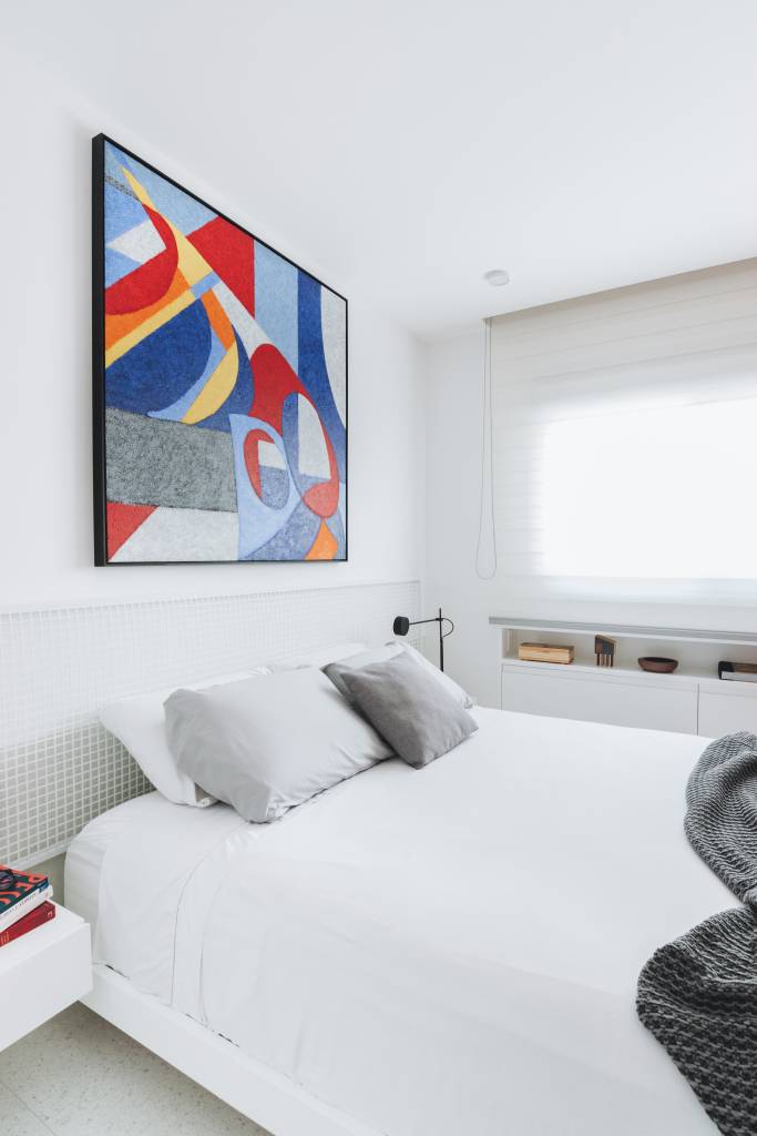 Cama Baixa No projeto da Rawi Arquitetura, a cama de aparência rebaixada acrescenta um visual moderno e aconchegante para a decoração