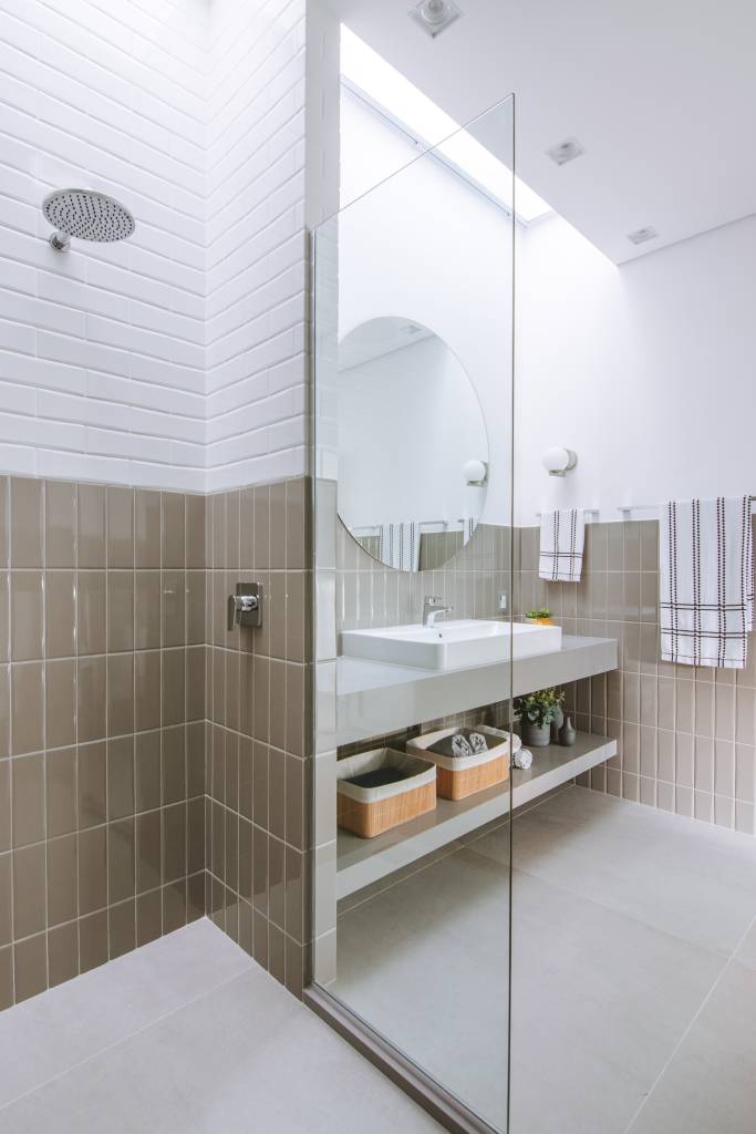 Lavabo A claraboia traz iluminação natural e dá a sensação de amplitude ao ambiente