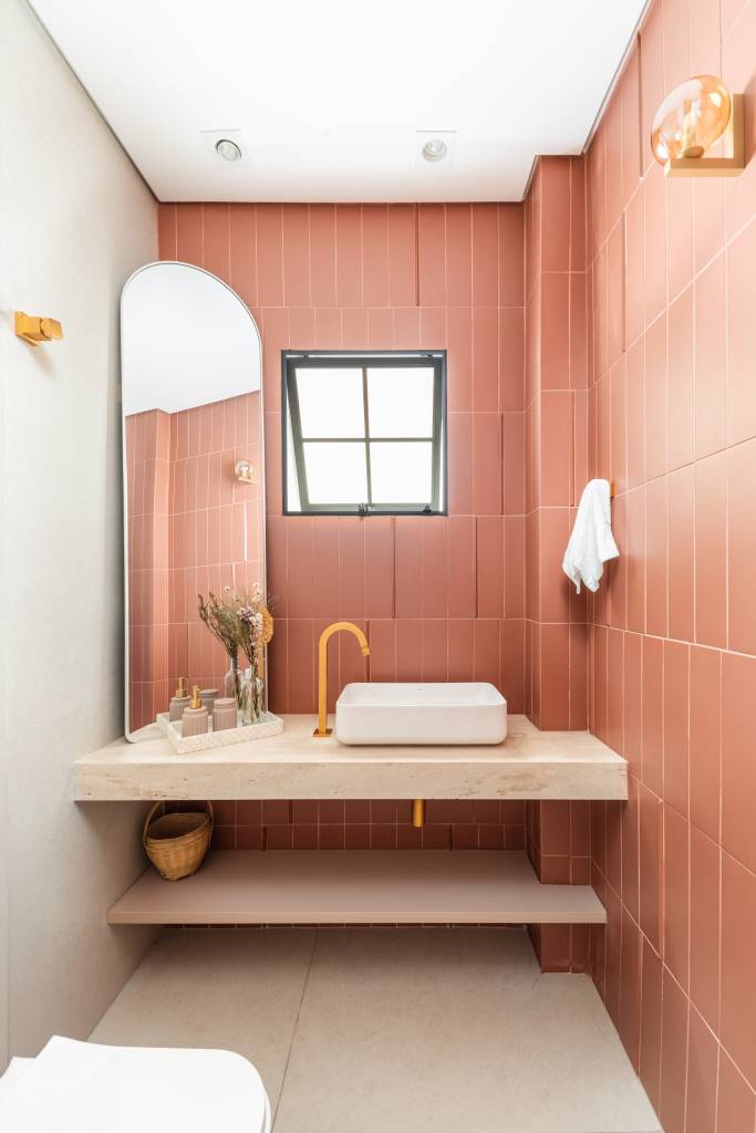 Lavabo É possível transformar o espaço pequeno ao adicionar um suporte de objetos – isso deixa um vão de espaço livre para movimentação e traz elegância ao projeto.