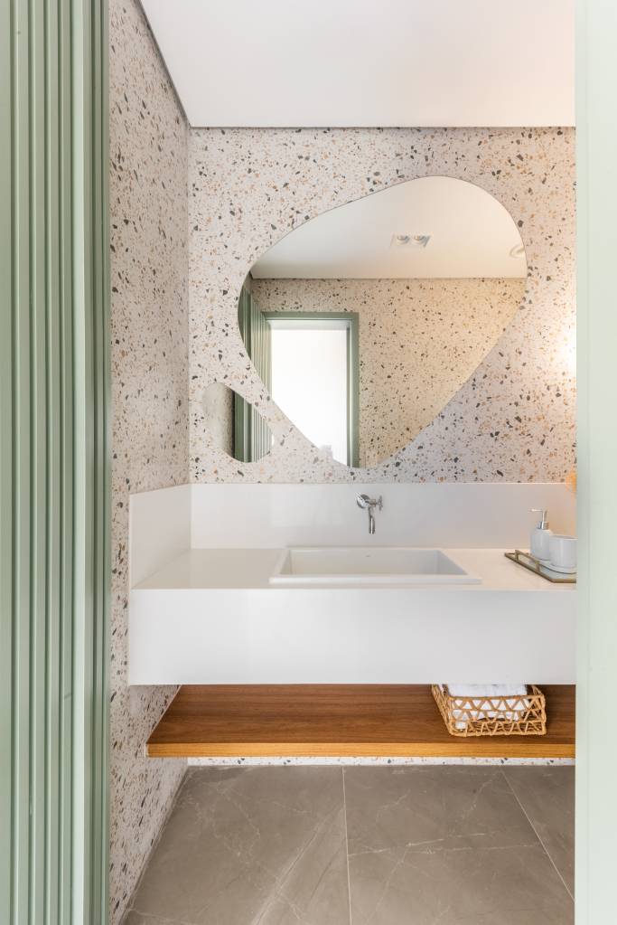 Lavabo Neste projeto do BMA Studio, o granilite e o espelho orgânico se destacam