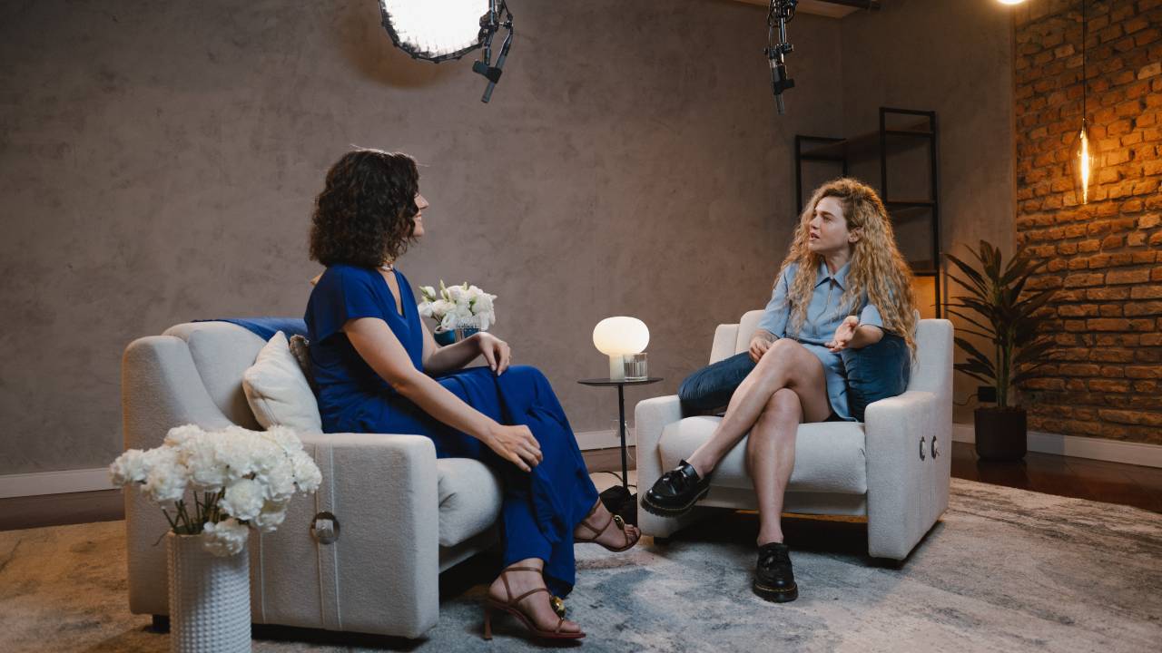 Bastidores da gravação do podcast Jornada da Calma, com Helena Galante entrevistando a skaytista Karen Jonz