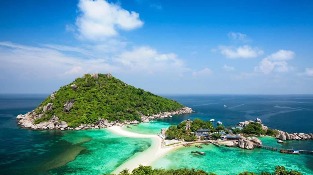 Tailândia Uma das ilhas mais luxuosas da Tailândia, é conhecida por seus resorts sofisticados, spas à beira-mar e praias deslumbrantes.