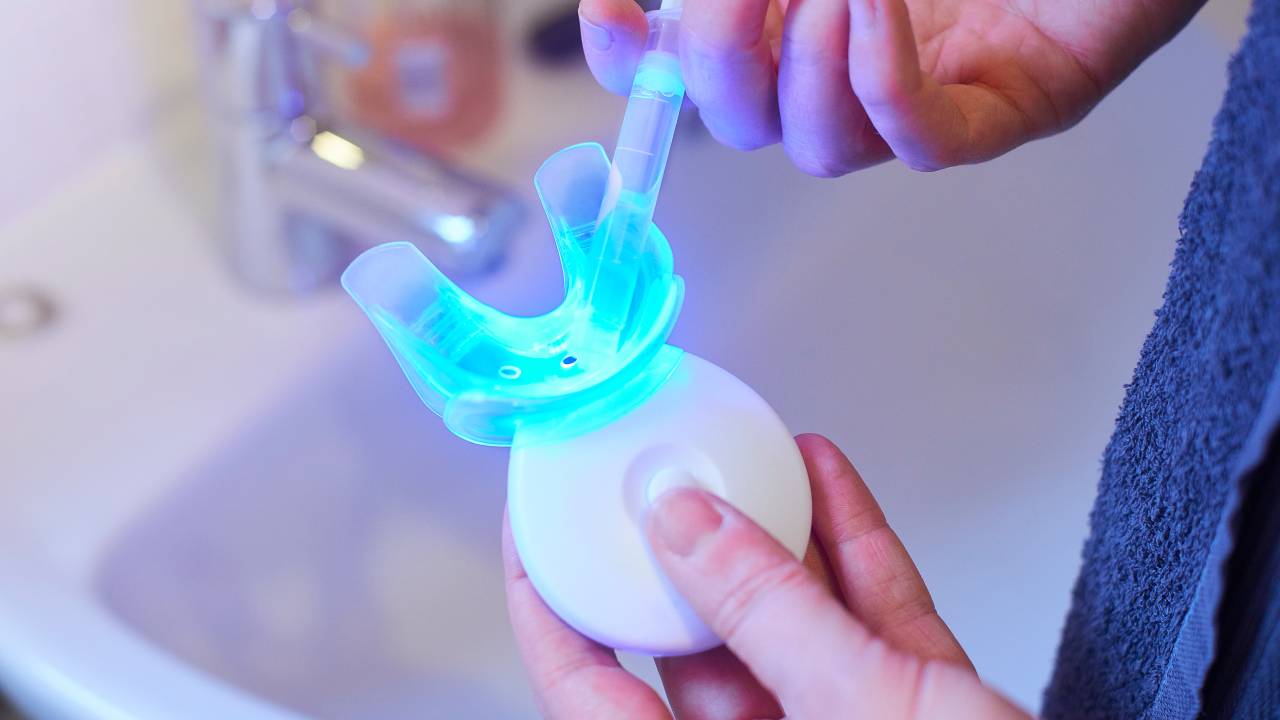 Como clarear os dentes em casa? Dentista revela qual o melhor método