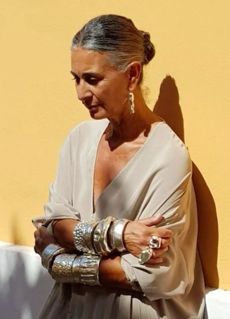 5 penteados elegantes para esconder (ou exibir) os cabelos grisalhos