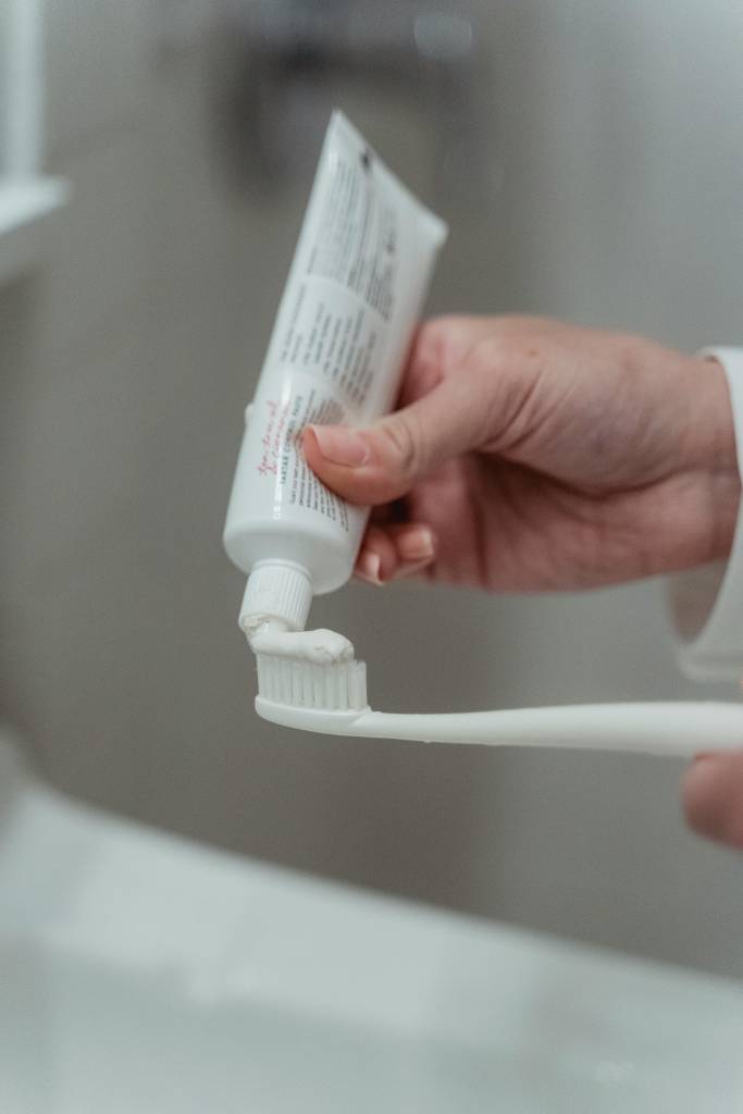 creme-dental-clareador-funcionam-dentista Como clarear os dentes em casa? Dentista revela qual o melhor método