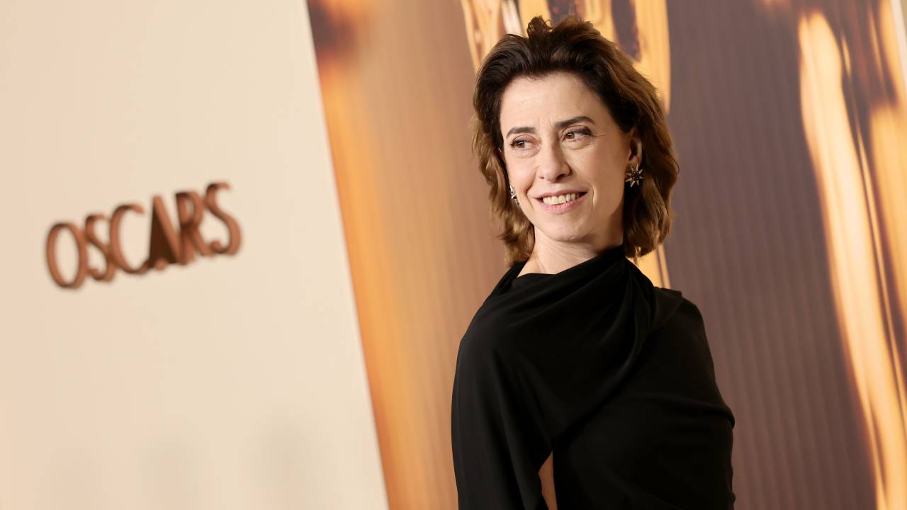 Fernanda Torres com um vestido preto sóbrio durante jantar de pré-cerimônia do Oscars.