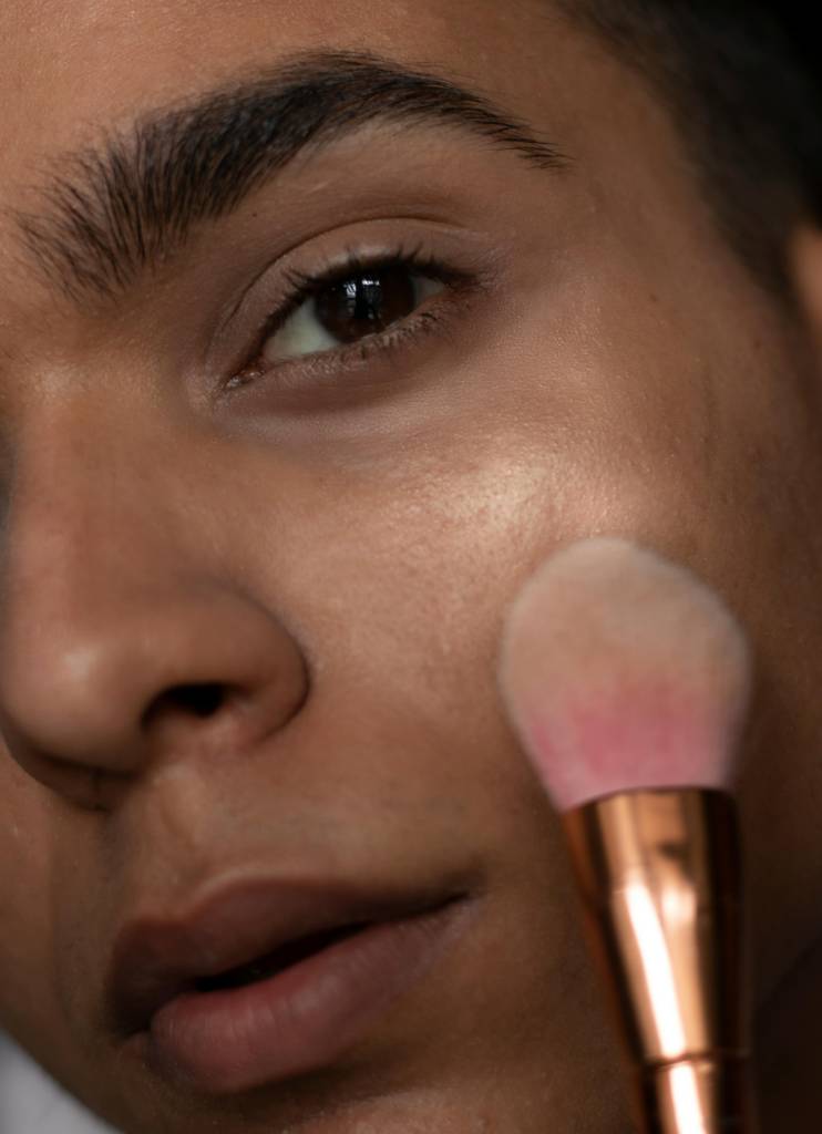 iluminador-finalização-blush-contorno Aprenda a esfumar corretamente o blush e contorno em apenas 4 passos