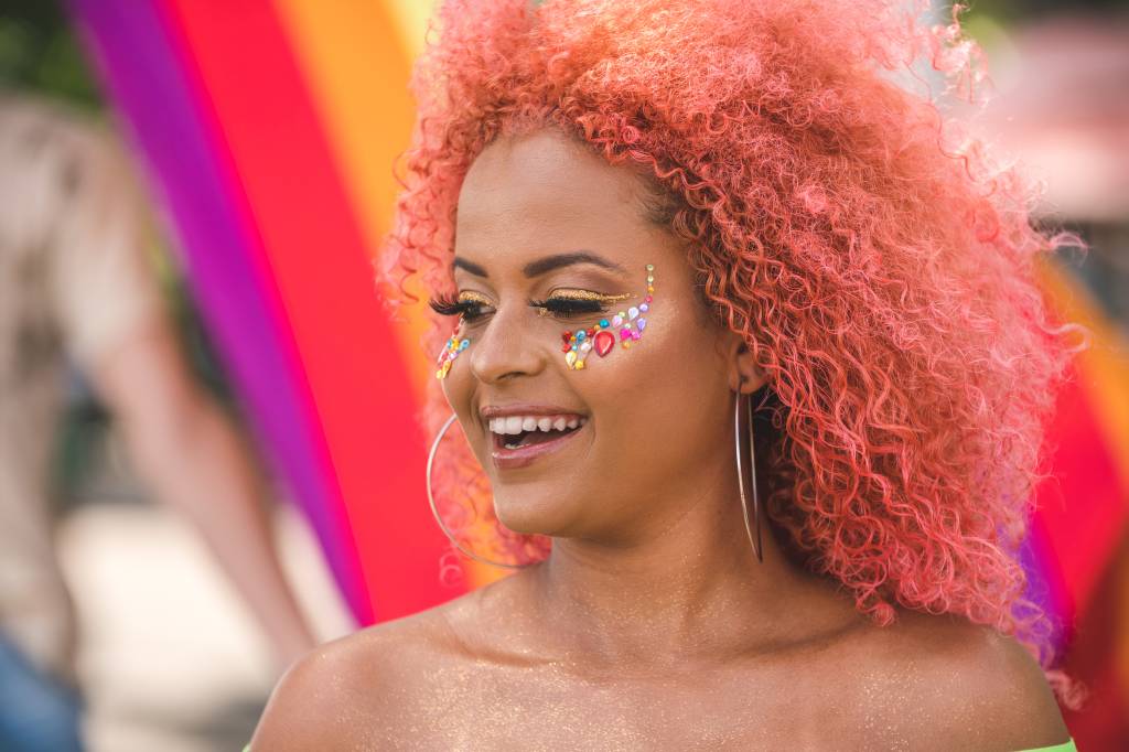 Como aplicar strass em makes para o Carnaval? Maquiador revela dicas