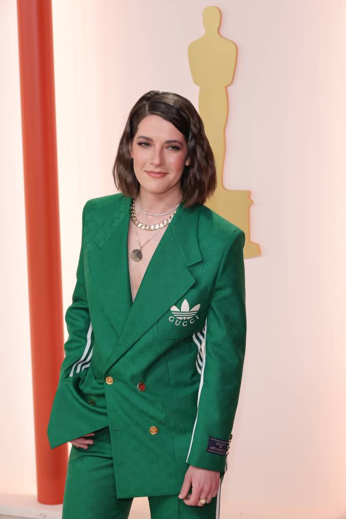 95th Annual Academy Awards – Arrivals Daryn Carp usando um modelo da collab entre Gucci e Adidas