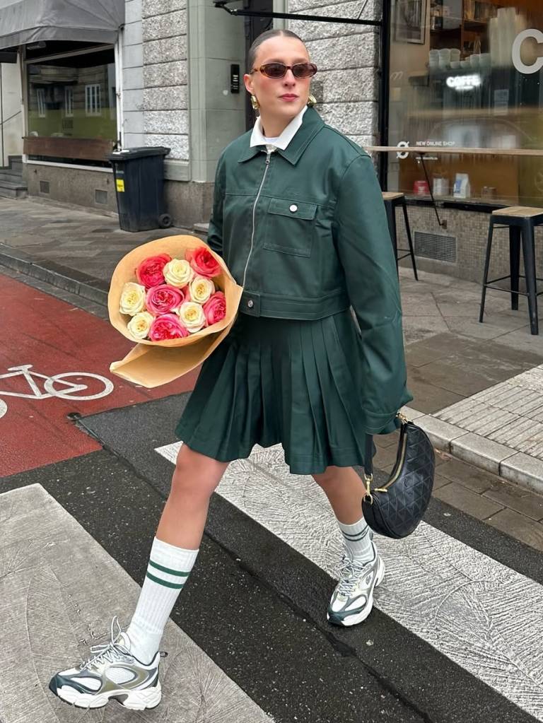 tênis-esportivo-monocromático Como usar tênis esportivo em looks monocromáticos?