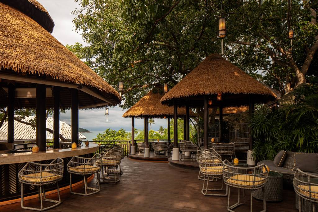 the-singing-bird-lounge-no-anantara-lawana-koh-samui-resort Resorts onde se passam a terceira temporada de The White Lotus