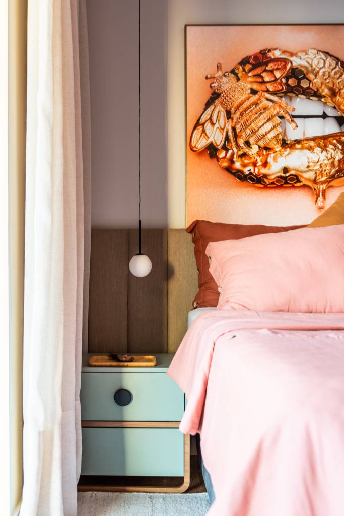 Mesa de cabeceira Neste projeto do BMA Studio, a mesinha colorida dá um ar moderno ao ambiente