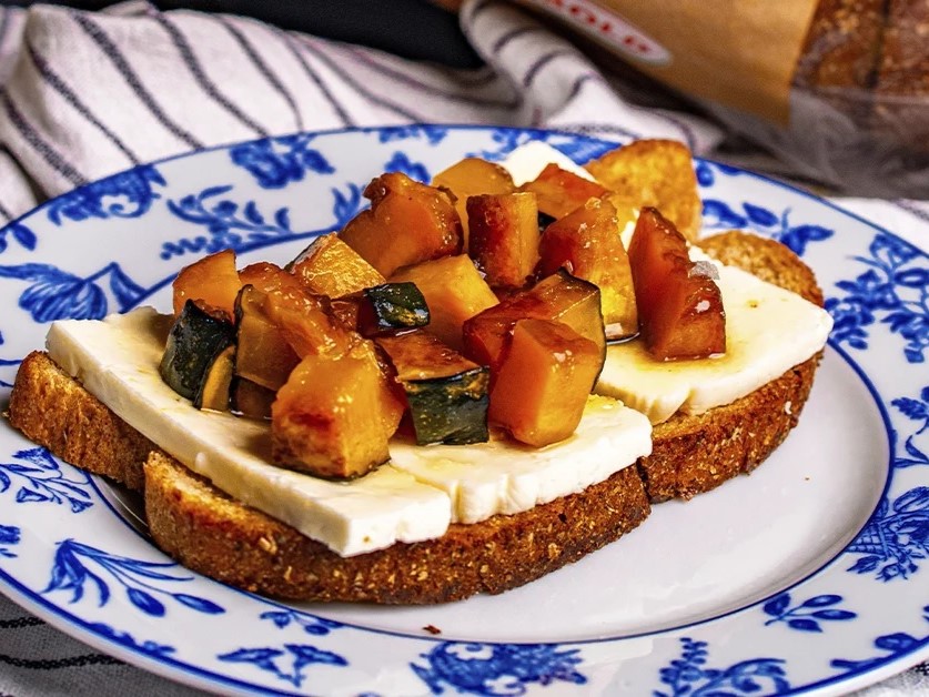 Toast de queijo minas com abóbora assada e mel