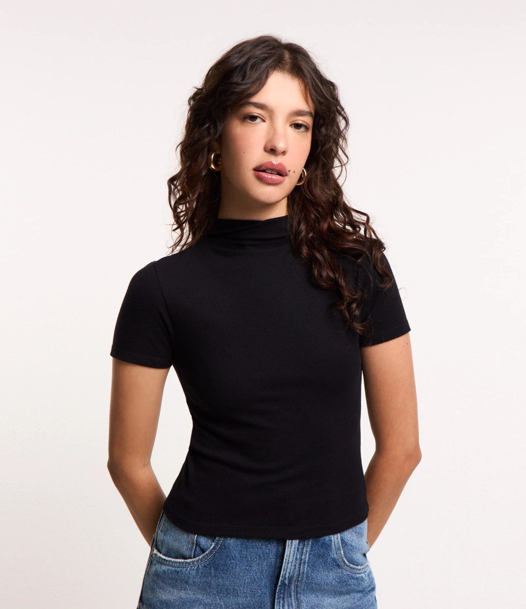 Blusa de gola alta com manga curta