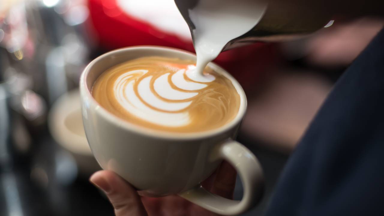 Cafeterias para provar bebidas com leite vegetal em SP