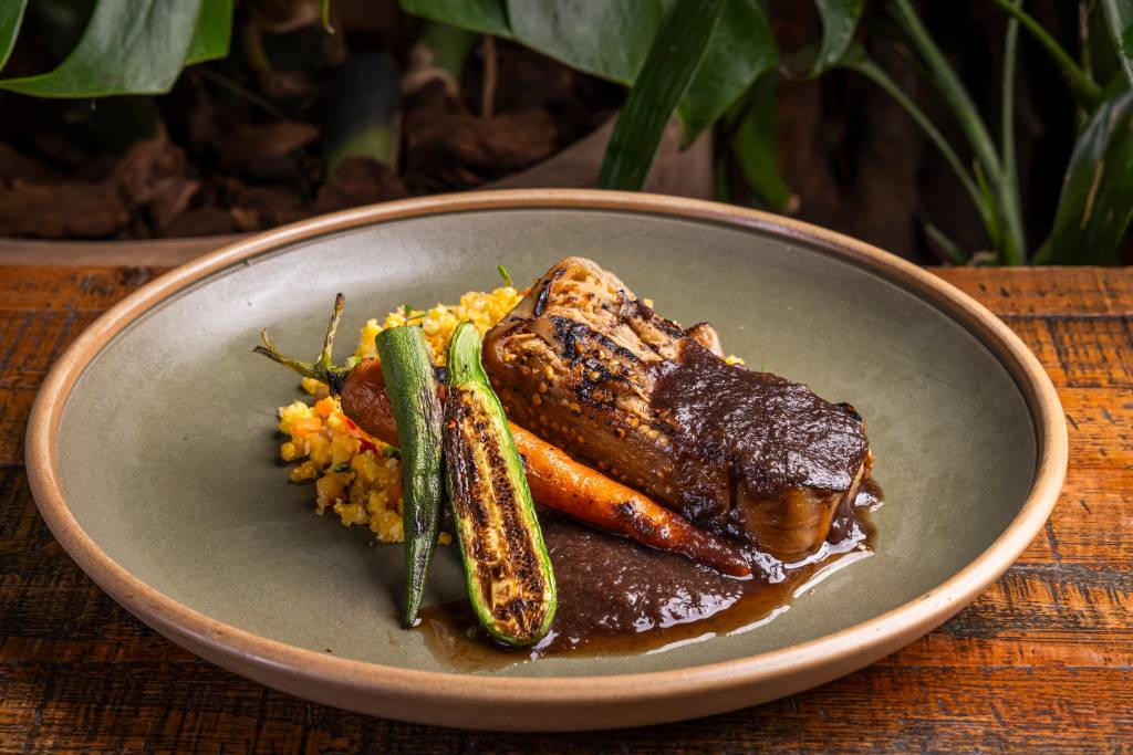 dia-sem-carne-restaurantes-vegetarianos-Capim Santo_Braseado de jaca com cuscuz nordestino Braseado de jaca com cuscuz nordestino do restaurante Capim Santo