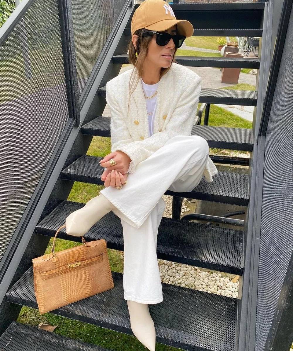 Looks com bota de cano baixo branca chama atenção