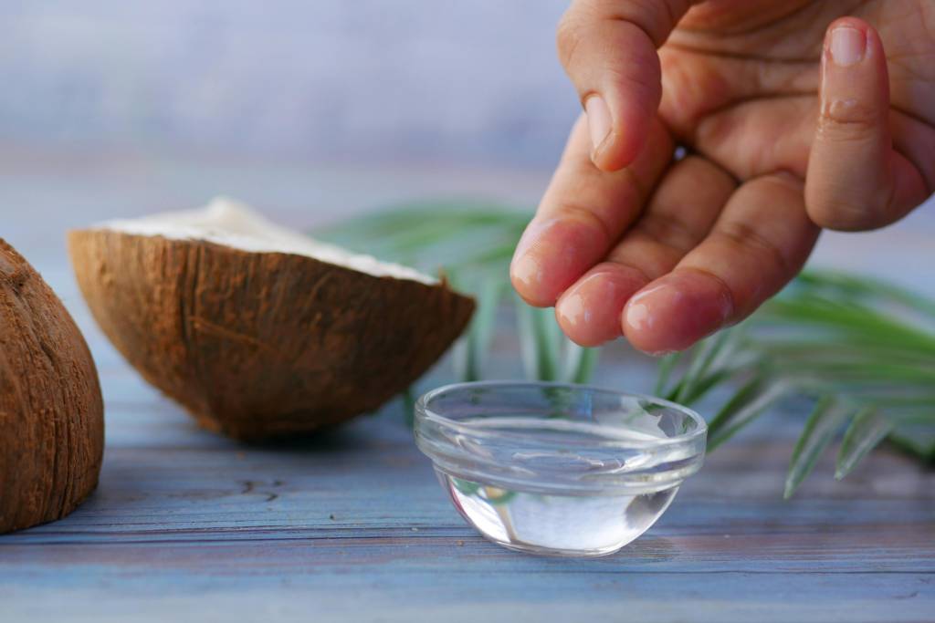 lubrificante-vaginal-oleo-de-coco Na falta de lubrificante íntimo, óleo de coco pode ser utilizado