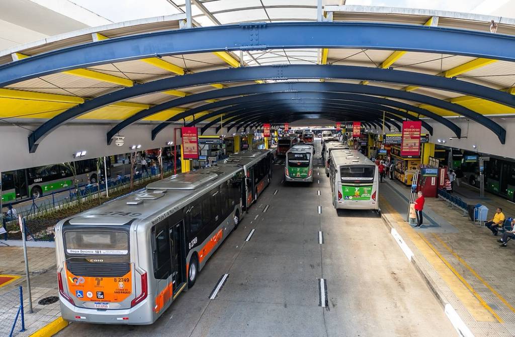 maes-onibus-gratis-creche Com o cartão Mamãe Tarifa Zero, é possível pegar até 4 ônibus em um período de duas horas, duas vezes ao dia em São Paulo