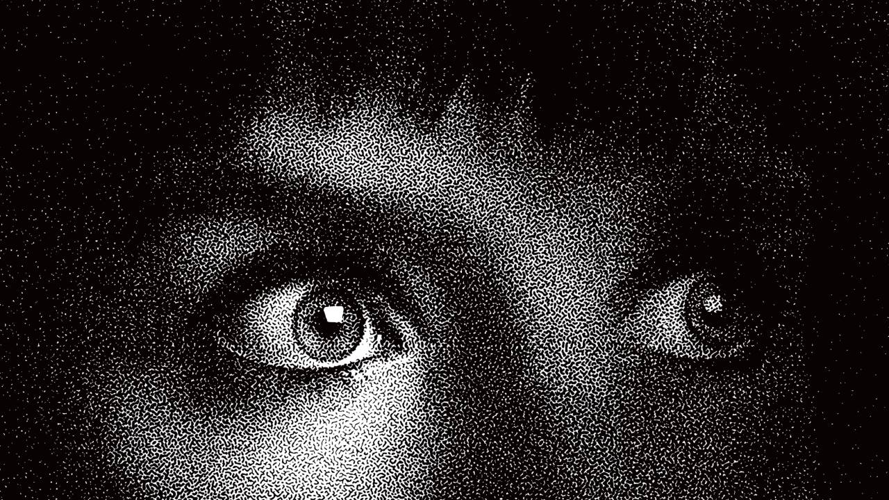 Close-up de mulher com expressão de medo. Imagem está em preto e branco.