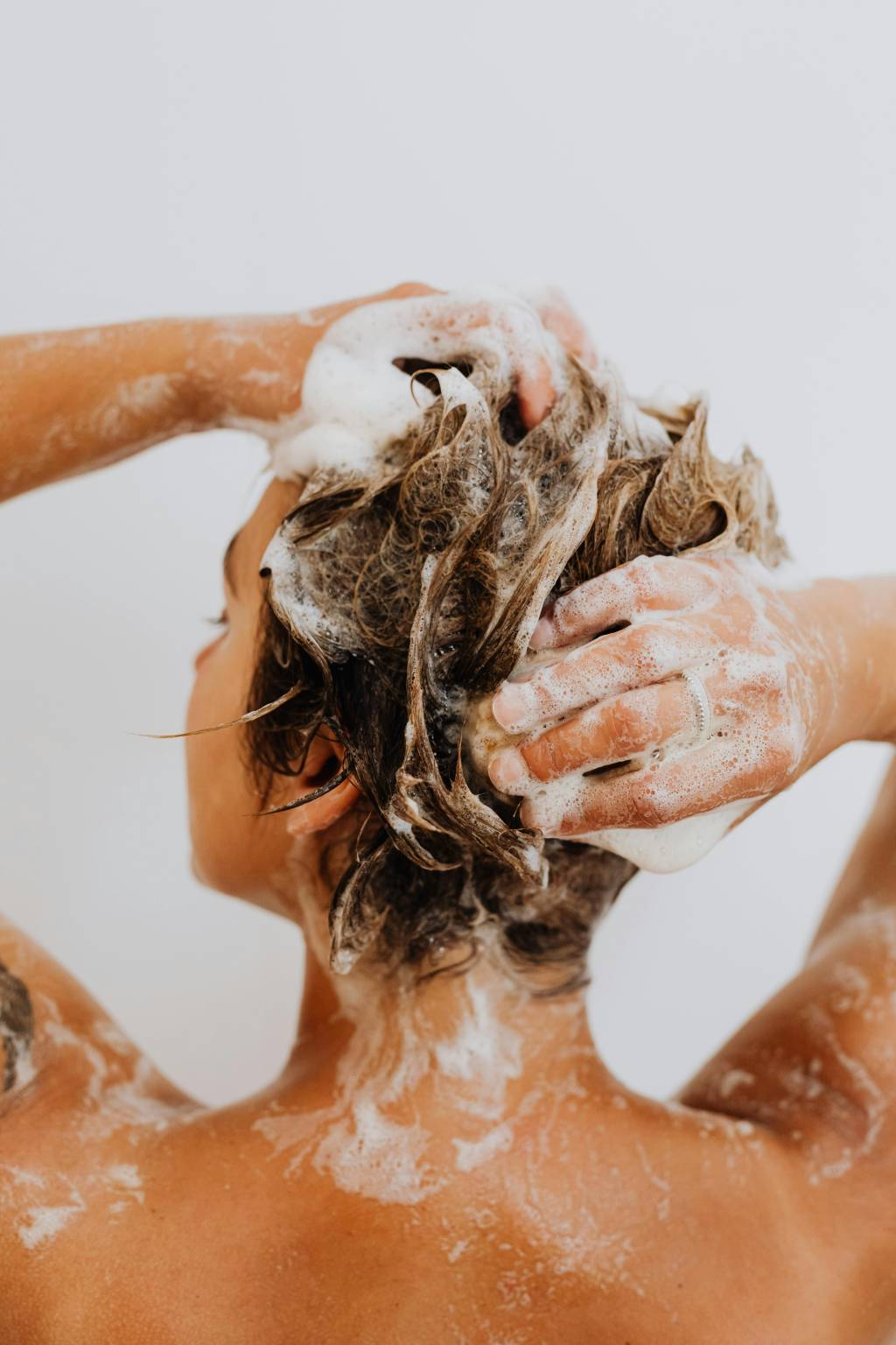 5 shampoos baratinhos de farmácia que salvam qualquer cabelo
