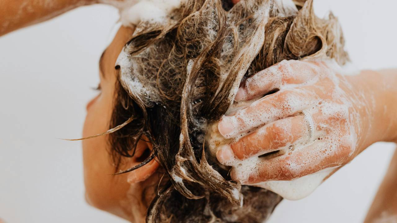 Os melhores shampoos de farmácia oferecem bons tratamentos a um preço junto