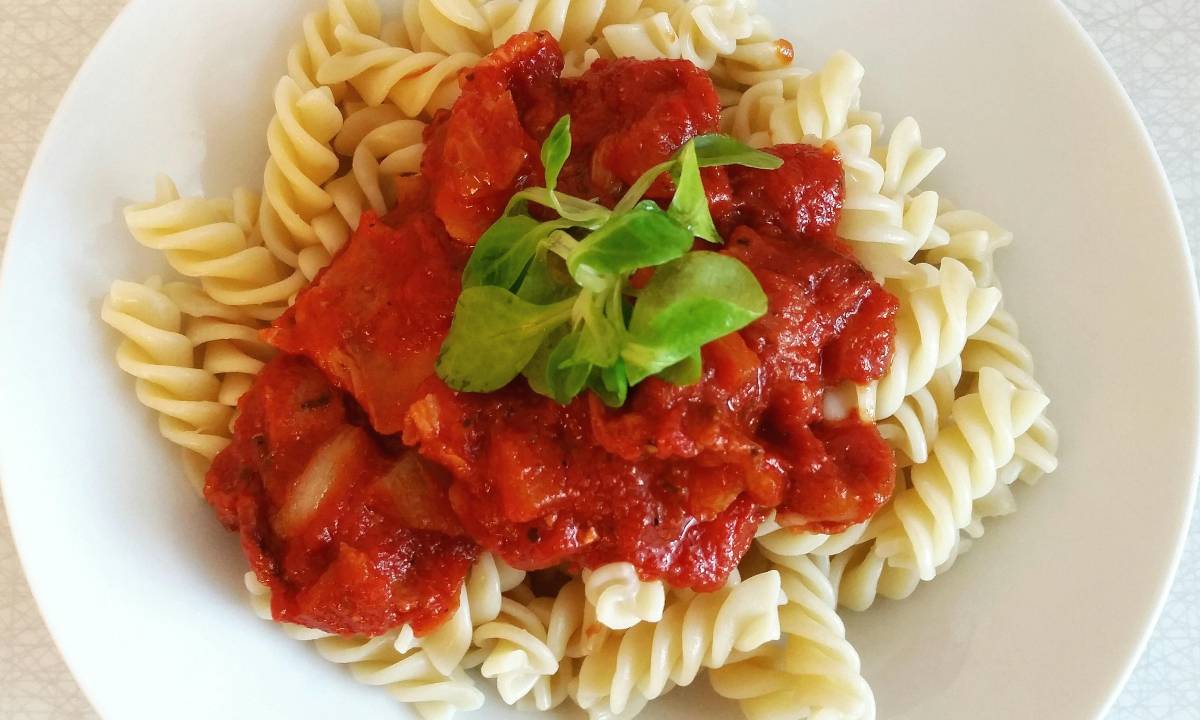 Além de delicioso, molho de tomate caseiro dá um belo visual a seus pratos