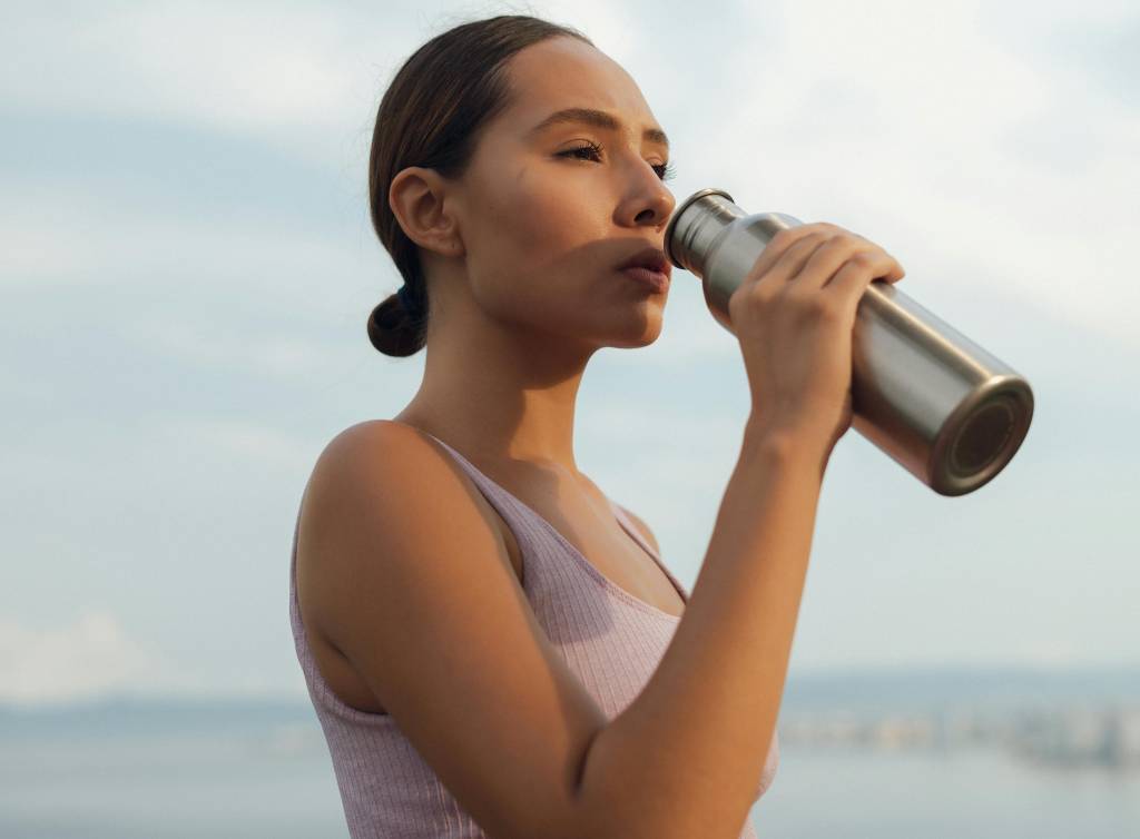 Você lava a sua garrafinha de água corretamente? Descubra!