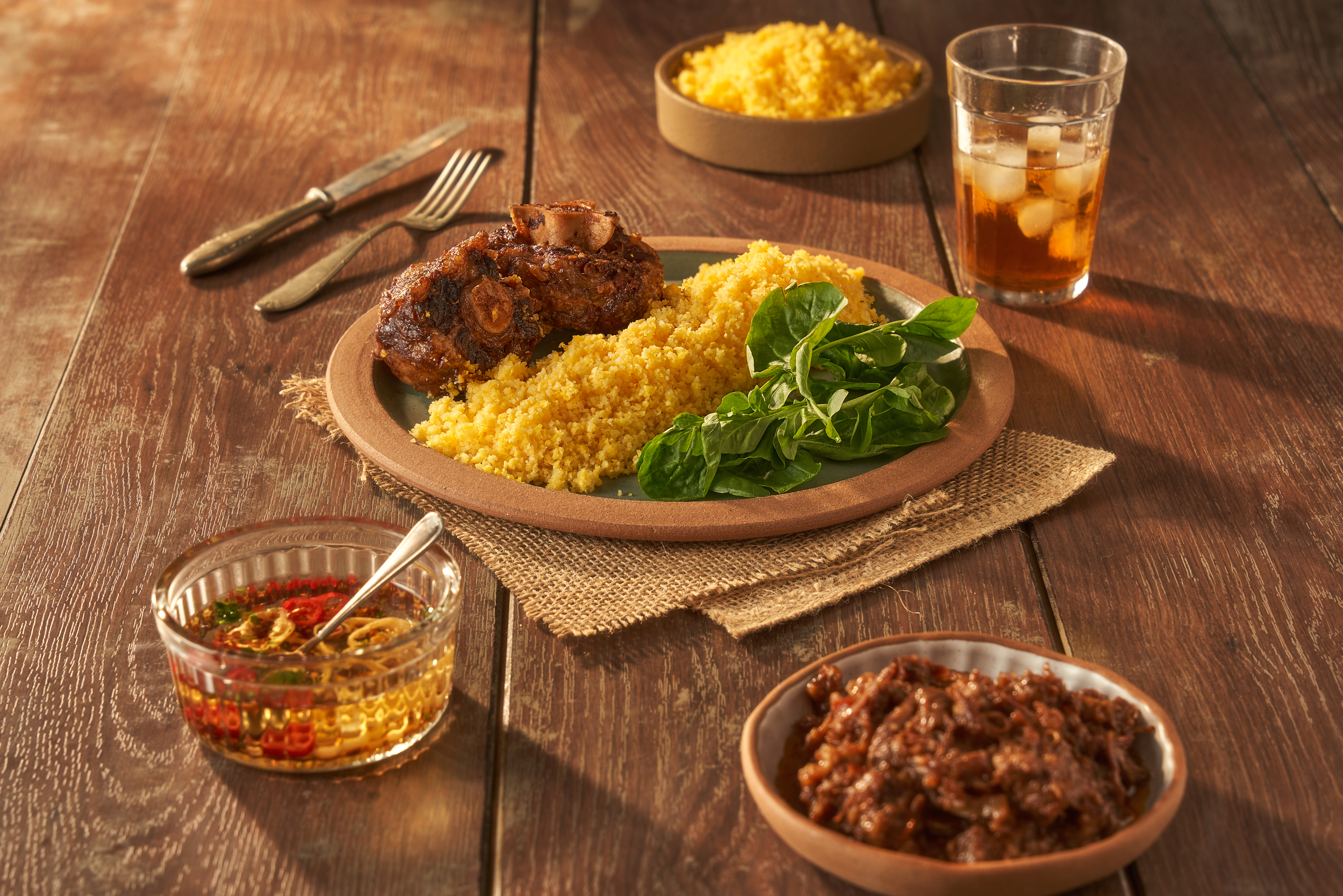 Cuscuz com rabada ao molho e agrião