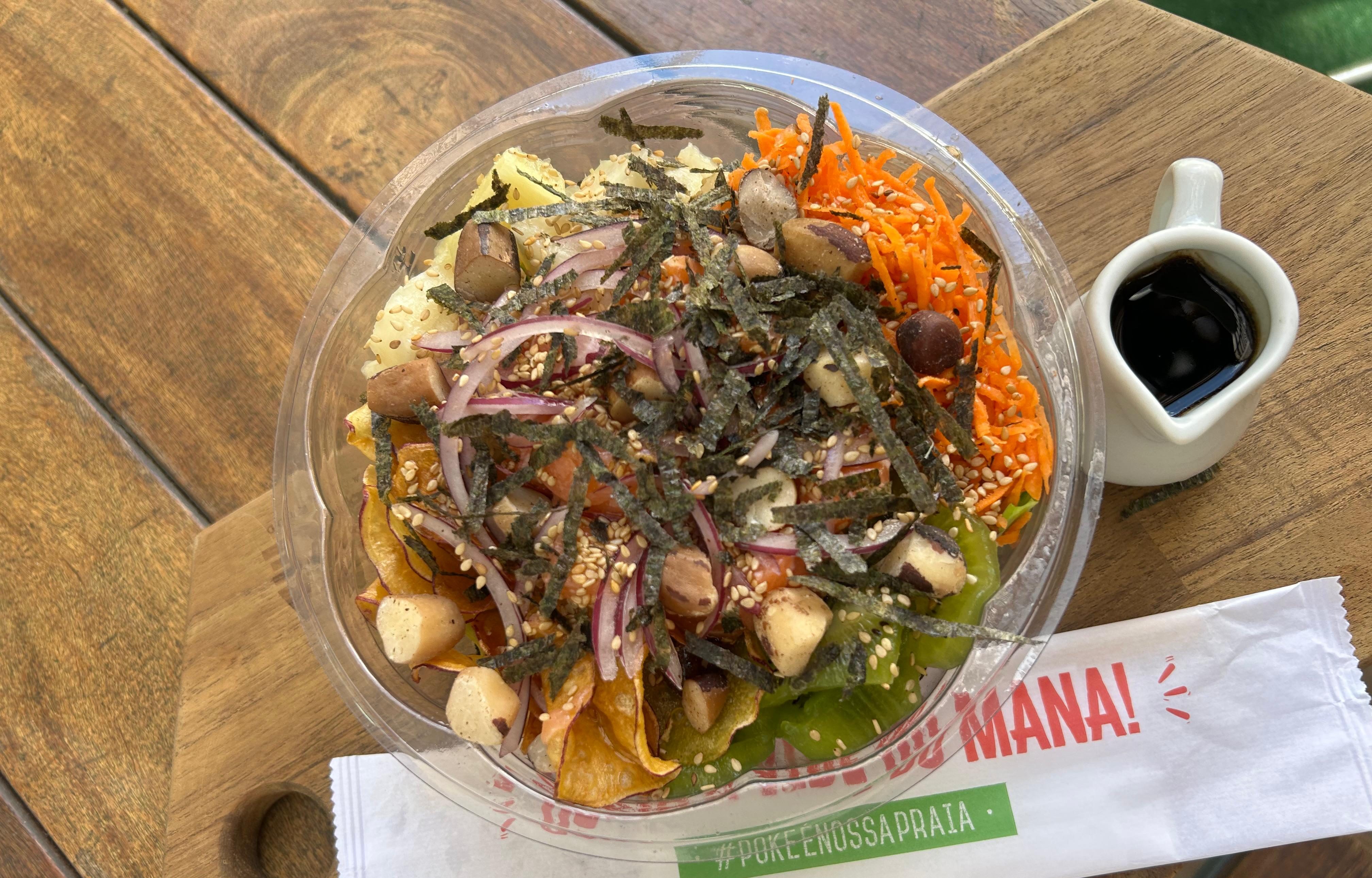 Receita de poke de salmão com quinoa, mix de folhas e frutas