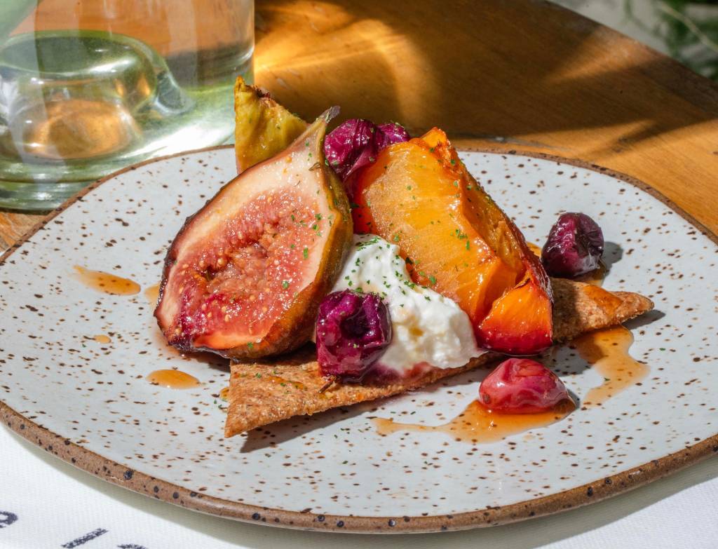 Frutas assadas com placa integral e chantilly de ovelha