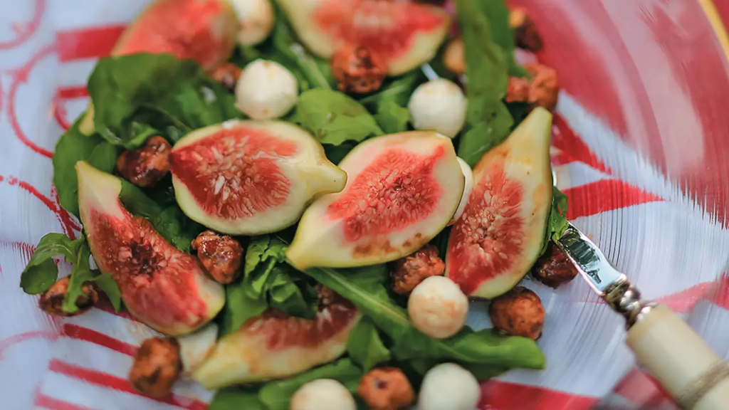 Salada de figos com avelã