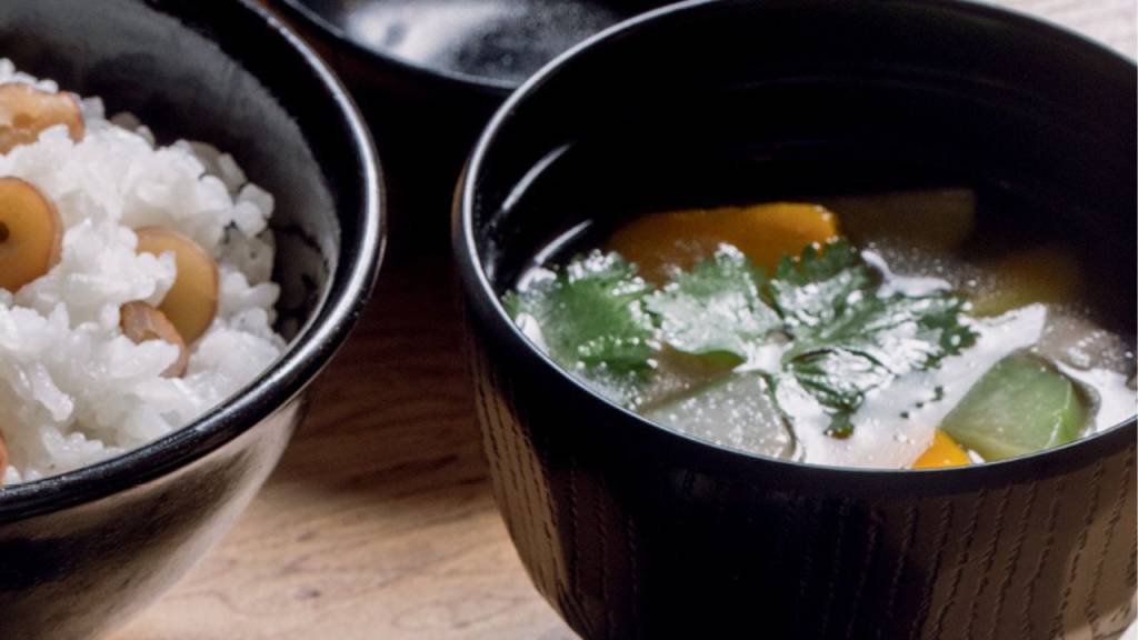 Sopa de missô com carne de porco caipira (tonjiru)
