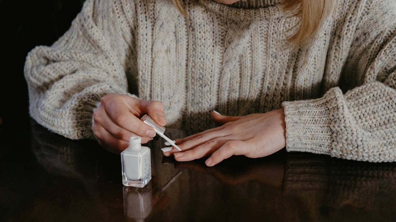 Descubra 6 dicas essenciais para fazer as unhas da mão com perfeição, segundo especialistas