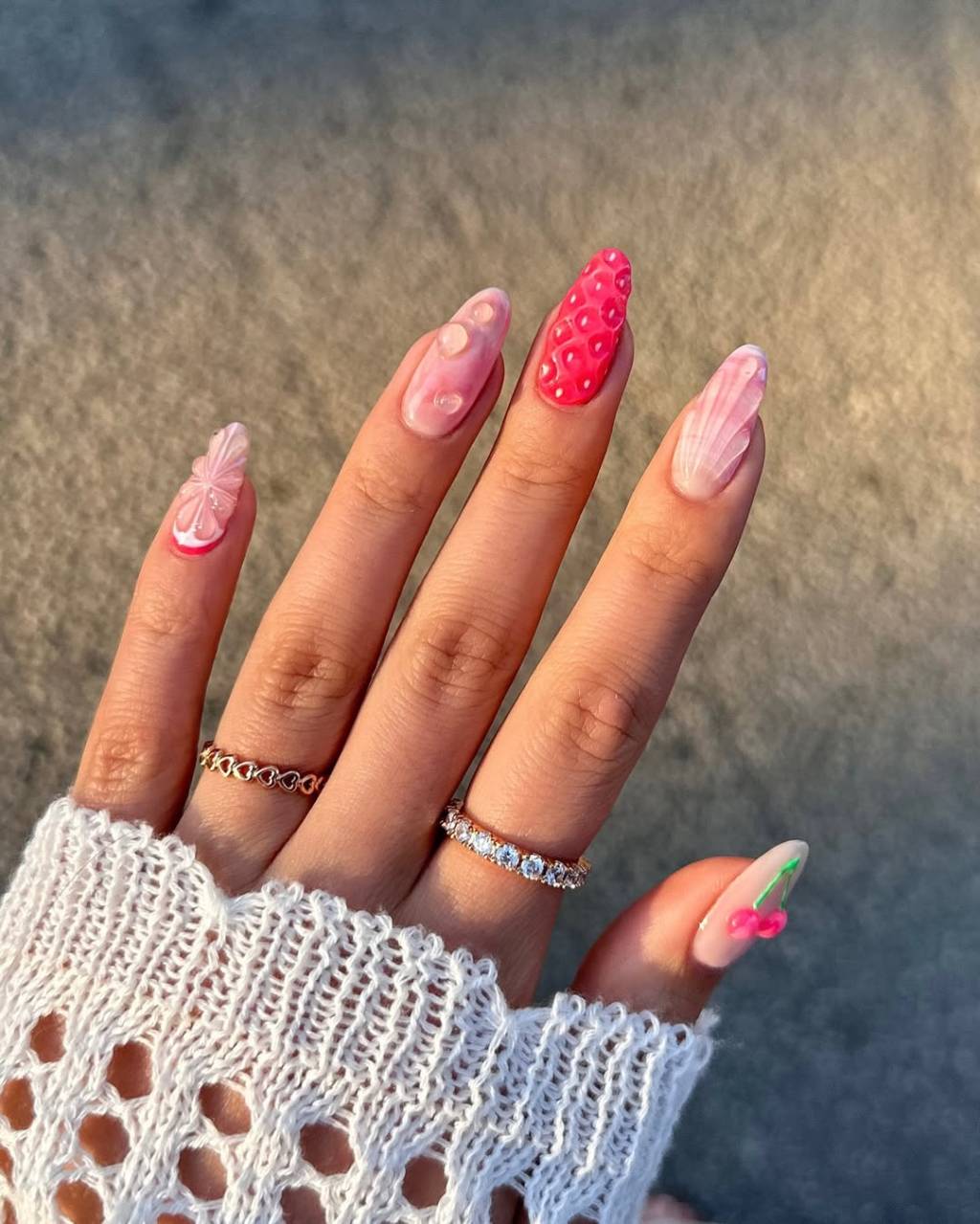unhas-gel-decoradas Unha de gel com itens em 3D foram decoração linda