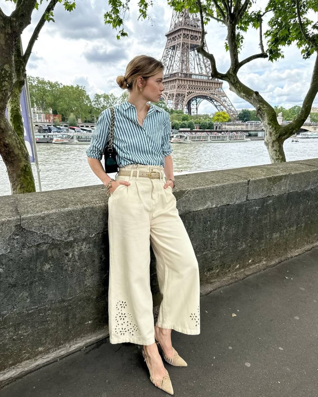 calca-jeans-scarpin-looks Look com camisa listrada, calça jeans off white e scarpin bege