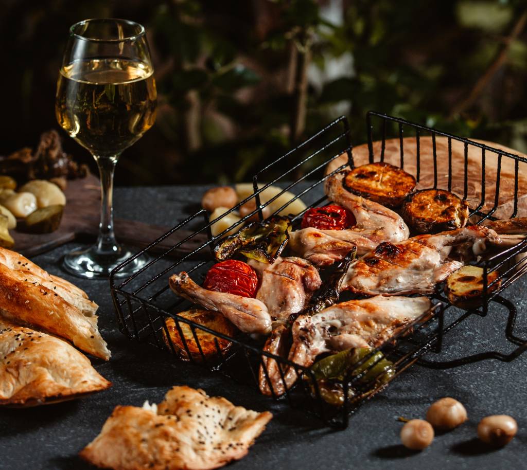 churrasco-vinho-frango Vinho branco vai bem com legumes ou carnes mais leves, como coxa e sobrecoxa de frango feitos na churrasqueira