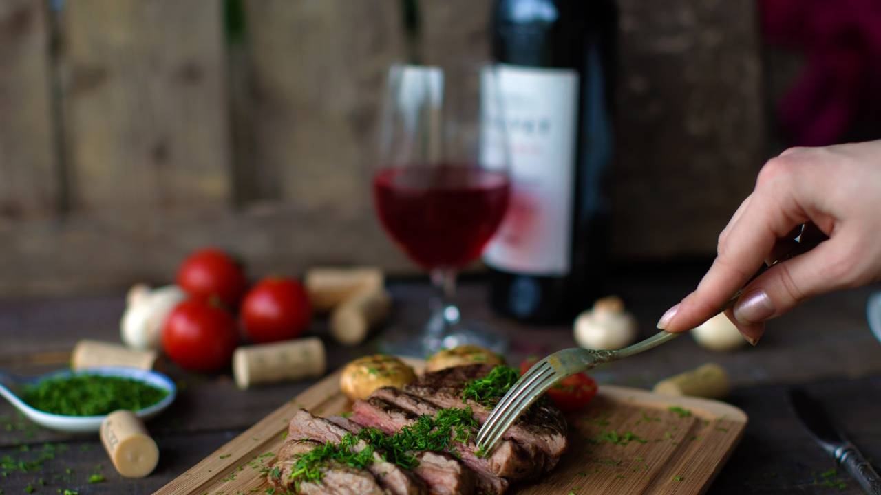 Vinhos tintos harmonizam com carnes vermelhas