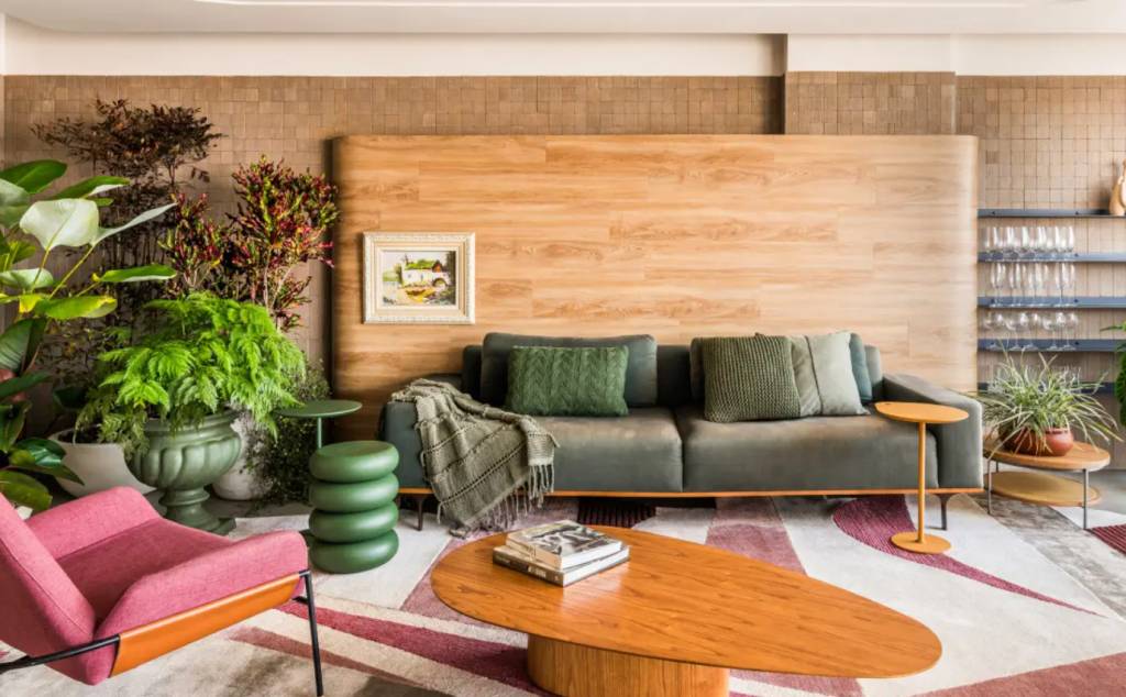 decoracoes-baratinhas-aptos-alugados Mantas, almofadas coloridas no sofá e diferentes mesas de centro ou laterais na decoração da sala de apartamento alugado | Projeto Ricardo Abreu