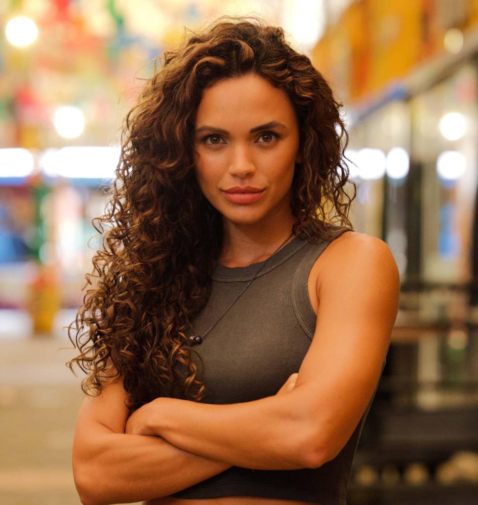 dona-de-mim-quem-e-quem-giovana-cordeiro Giovana Cordeiro é a lutadora de kickboxing Bárbara em Dona de Mim