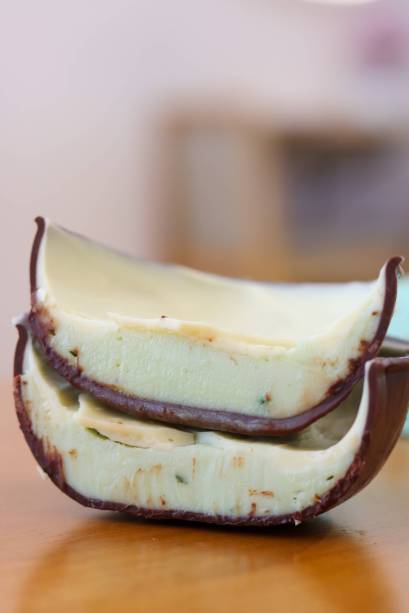 Chocolate 50%, ganache de melona e chocolate branco	Hanami Confeitaria 300g - R$ 189