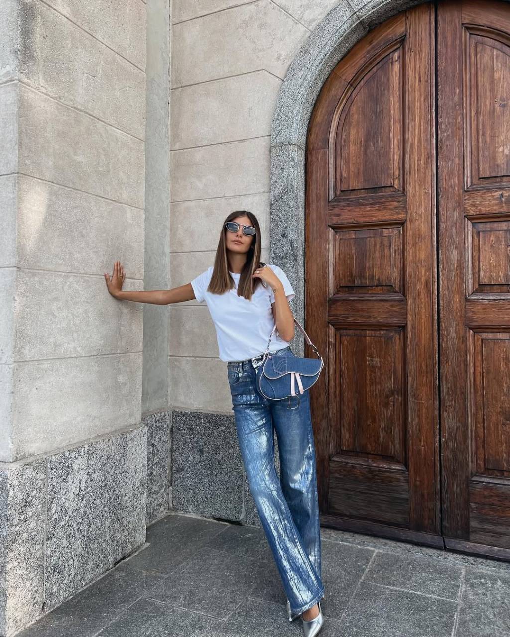 inspiracao-look-calca-jeans-scarpin Look com camiseta branca, calça jeans, bolsa jeans e scarpin prata